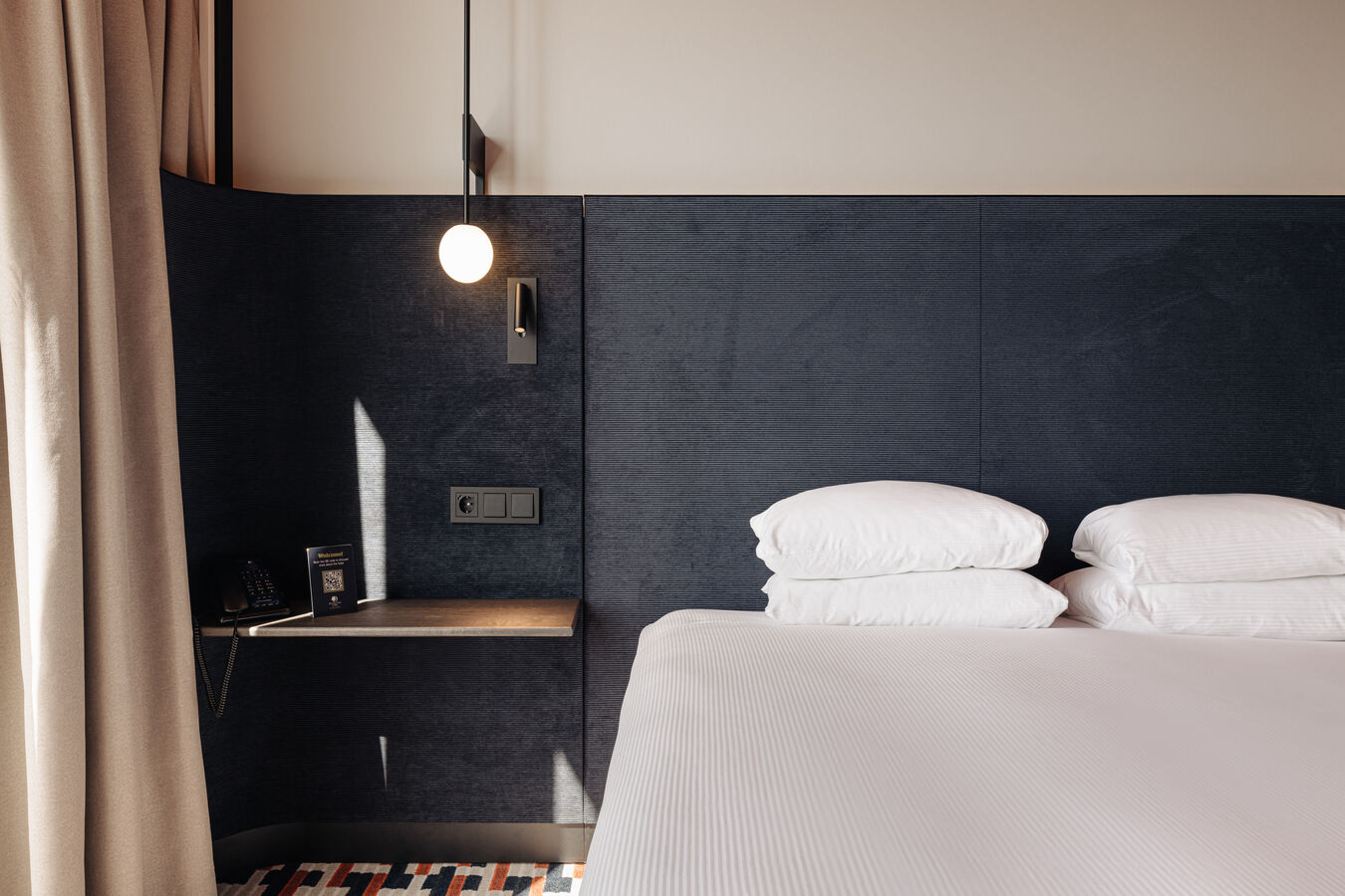 特大床和床頭柜
