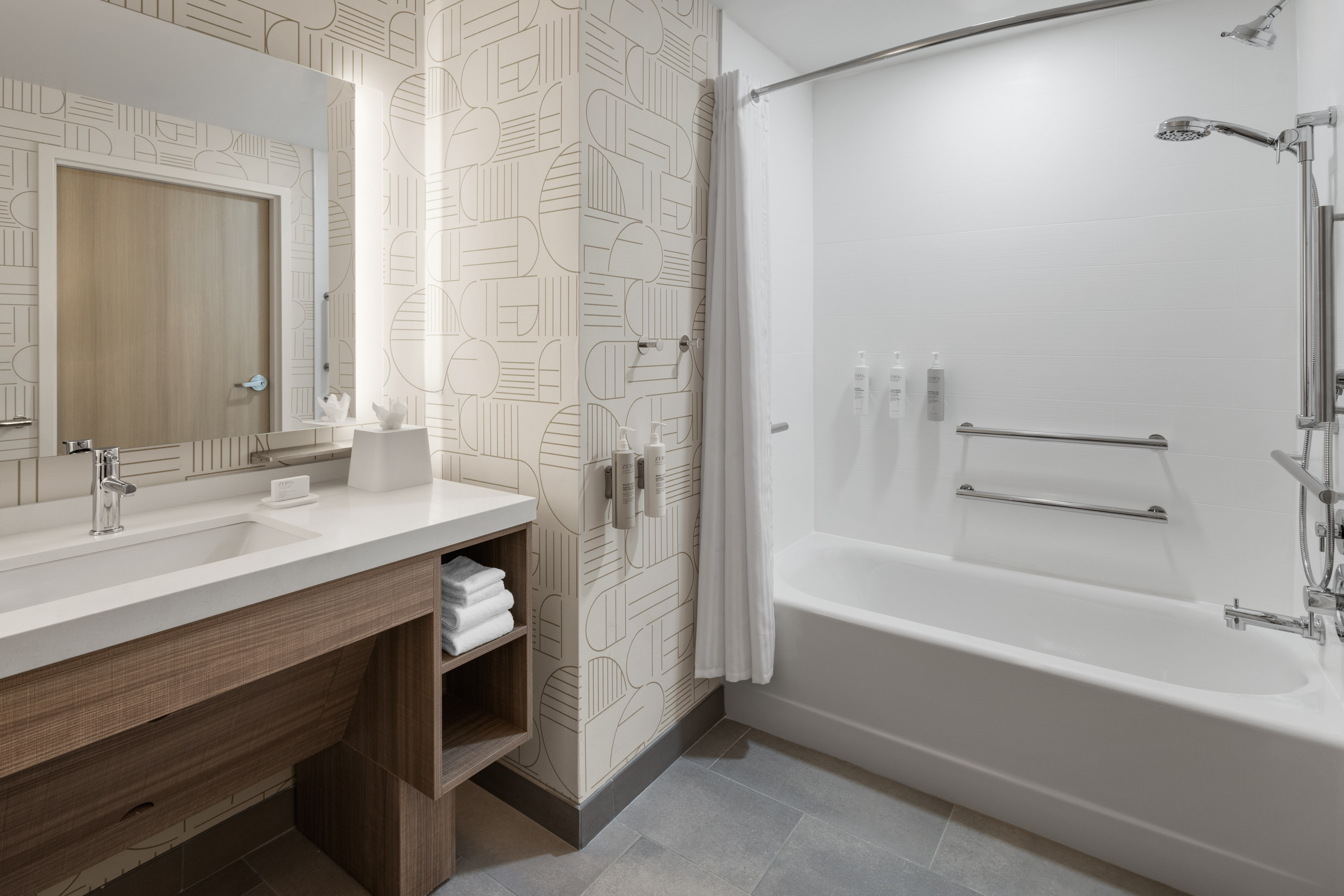accessible tub with handles