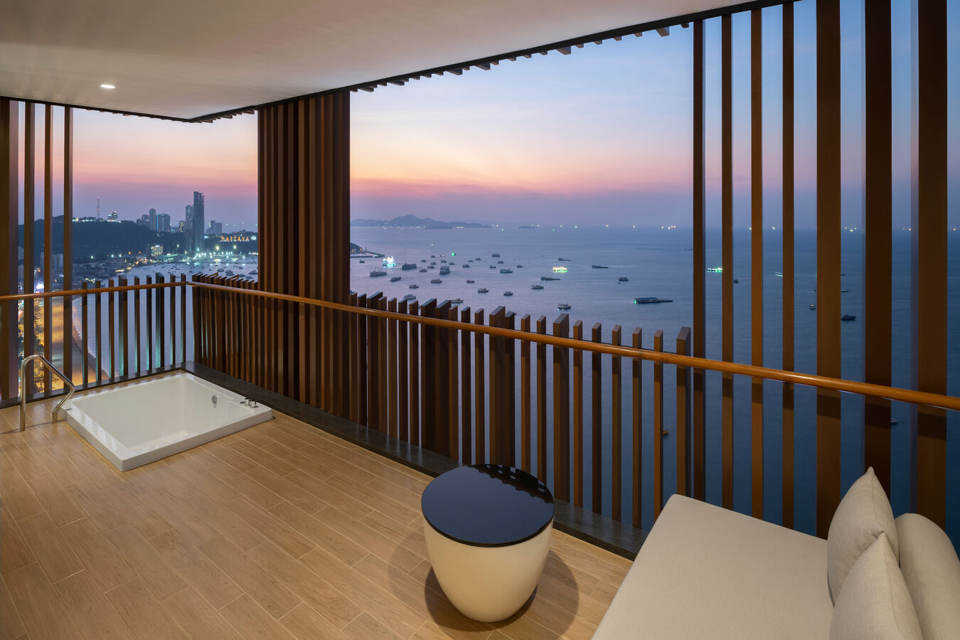 暮色中的套房陽臺海景