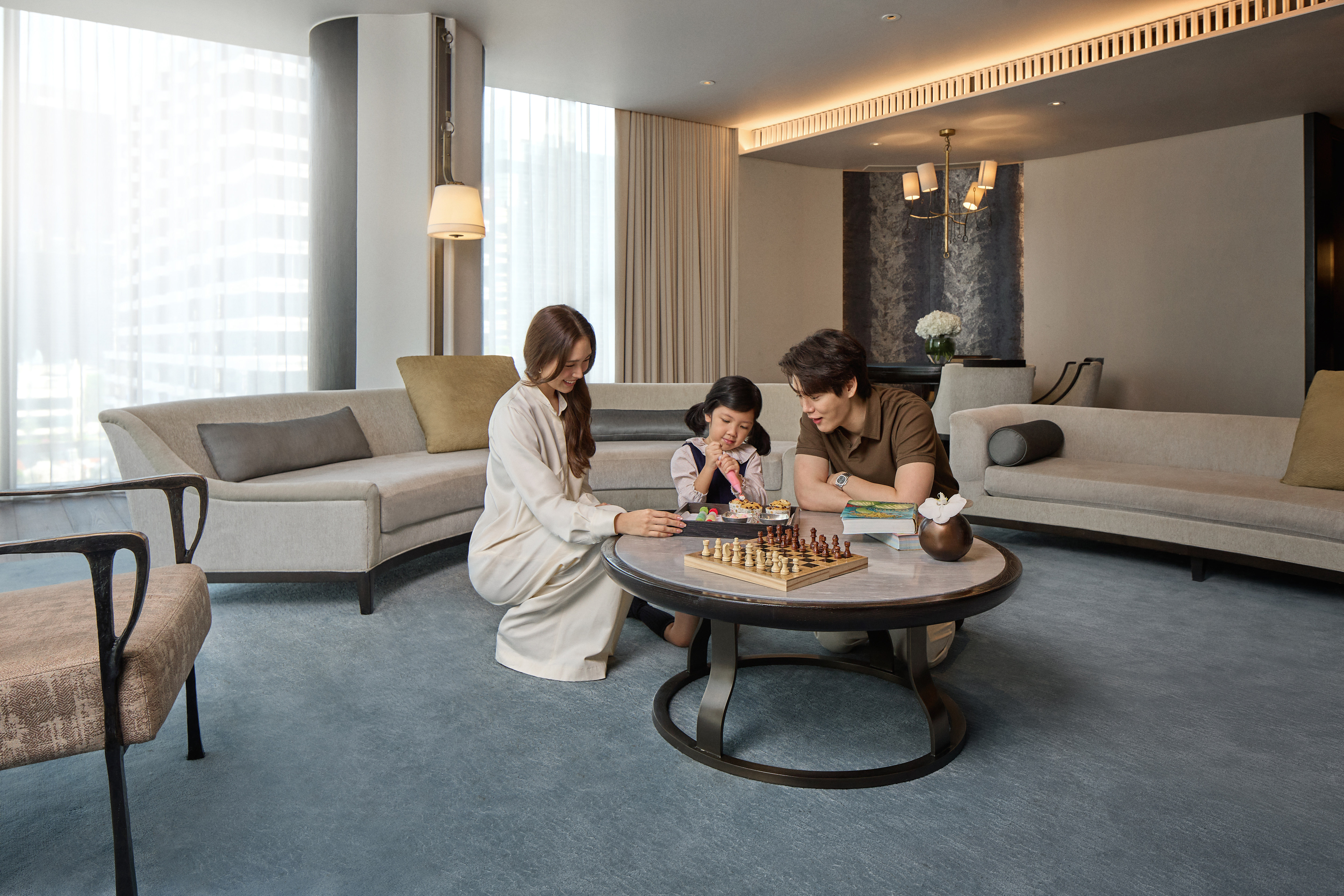 一家人在客房起居室下棋
