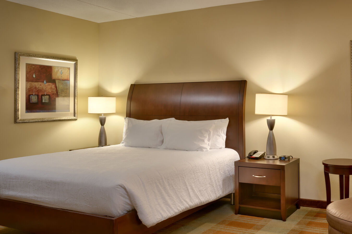 配有特大床和软椅的客房