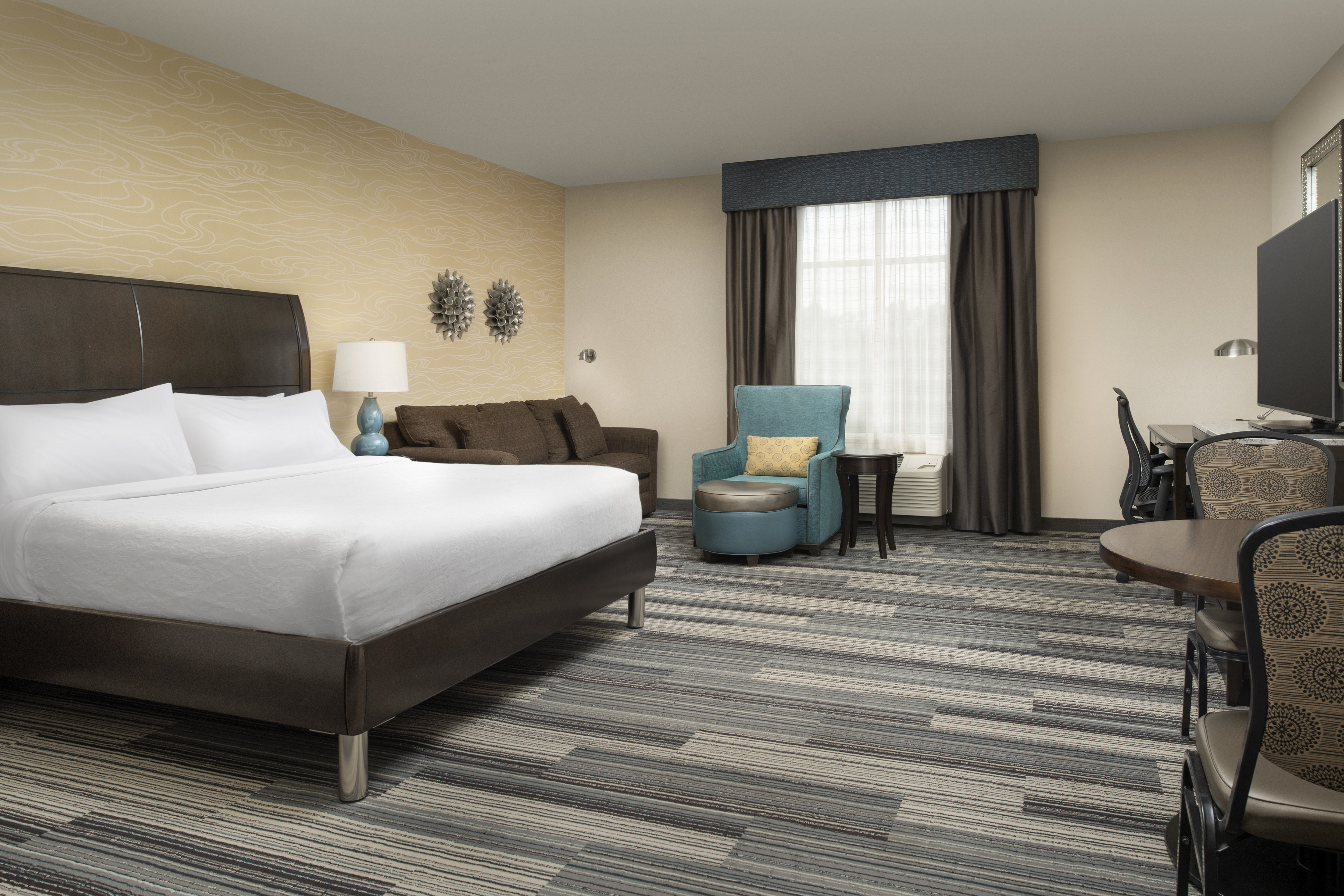 King  Guestroom With Sofa Bed