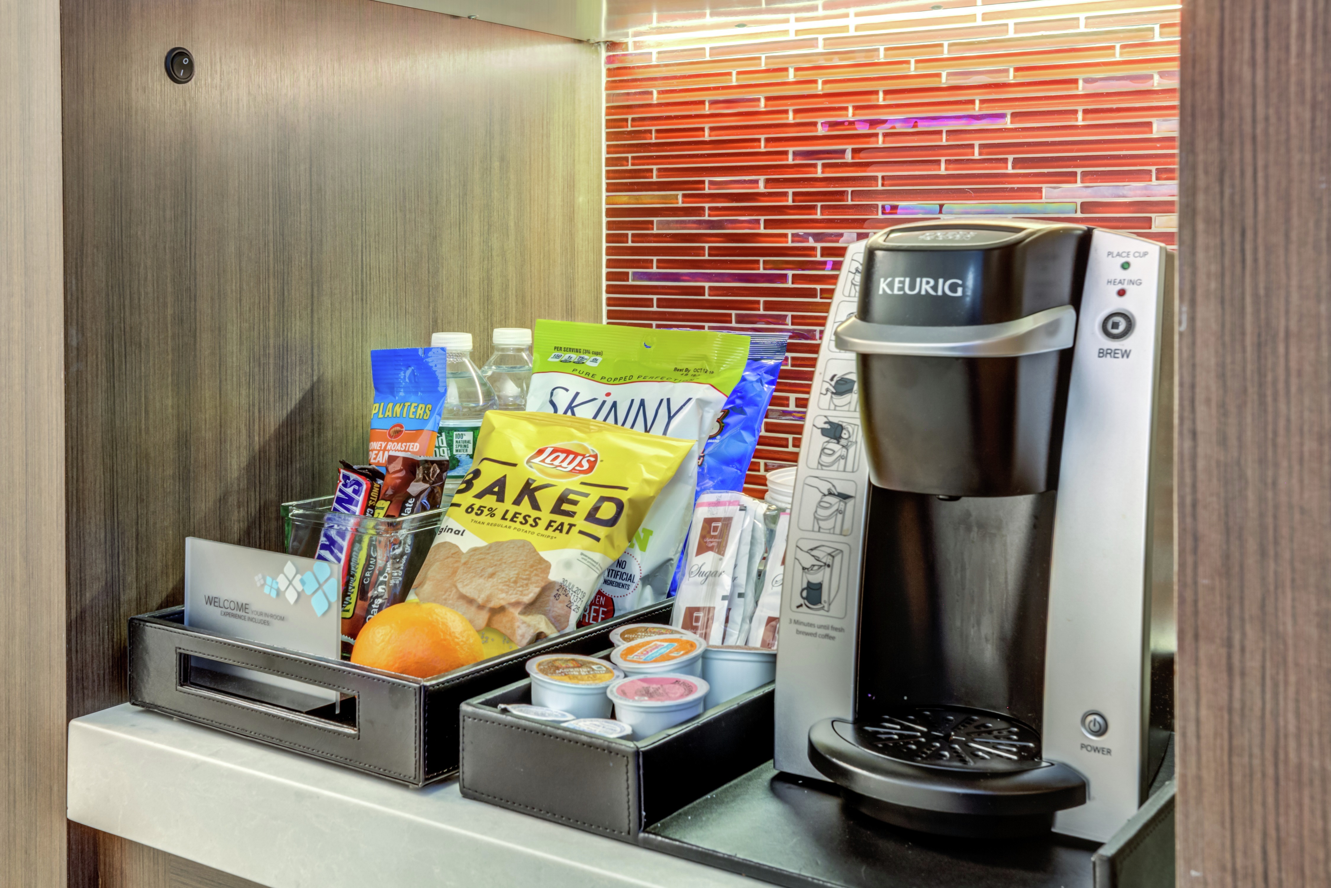 高级特大床客房配有Keurig咖啡机和小吃