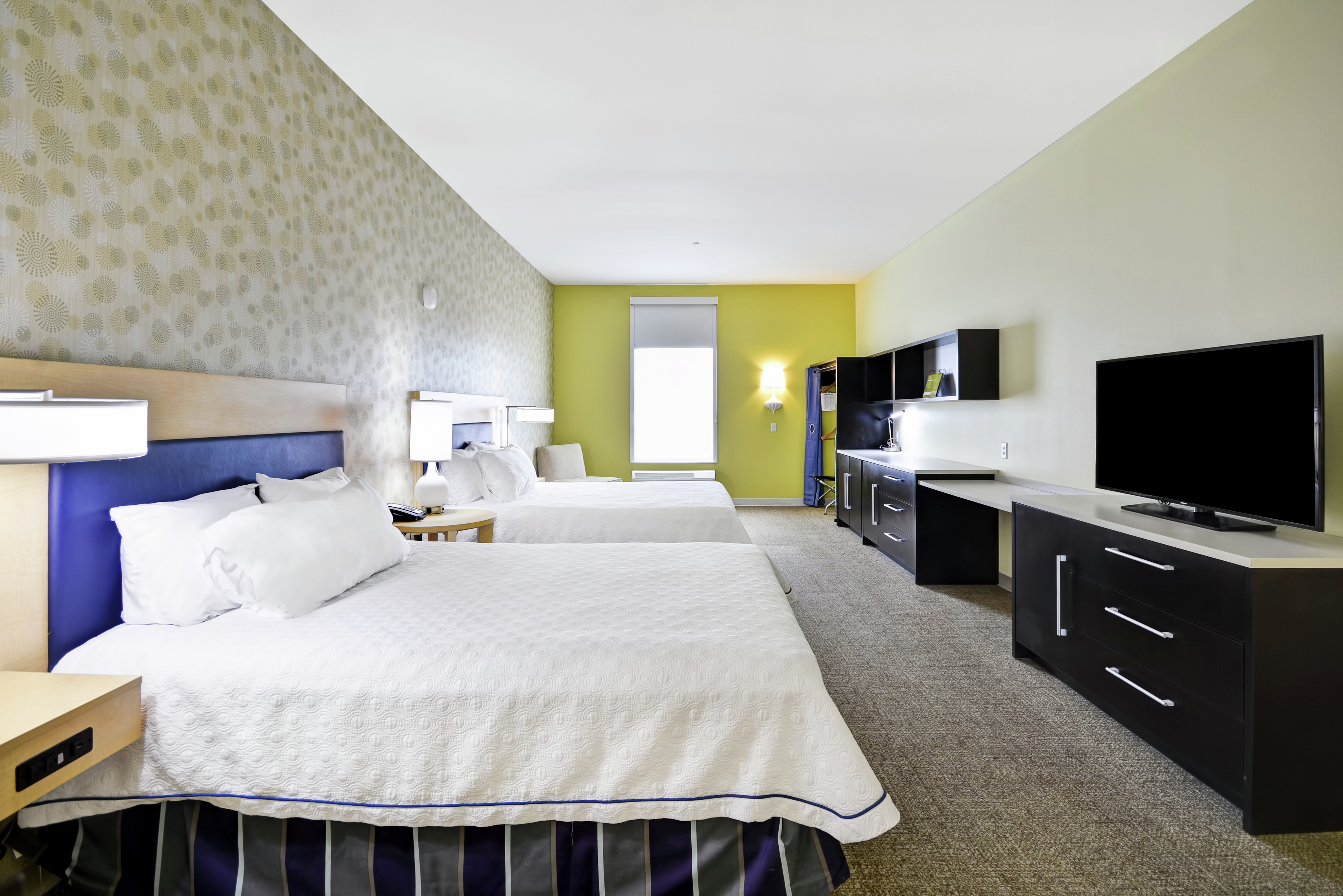 Double Queen Bed View with Room Technology 