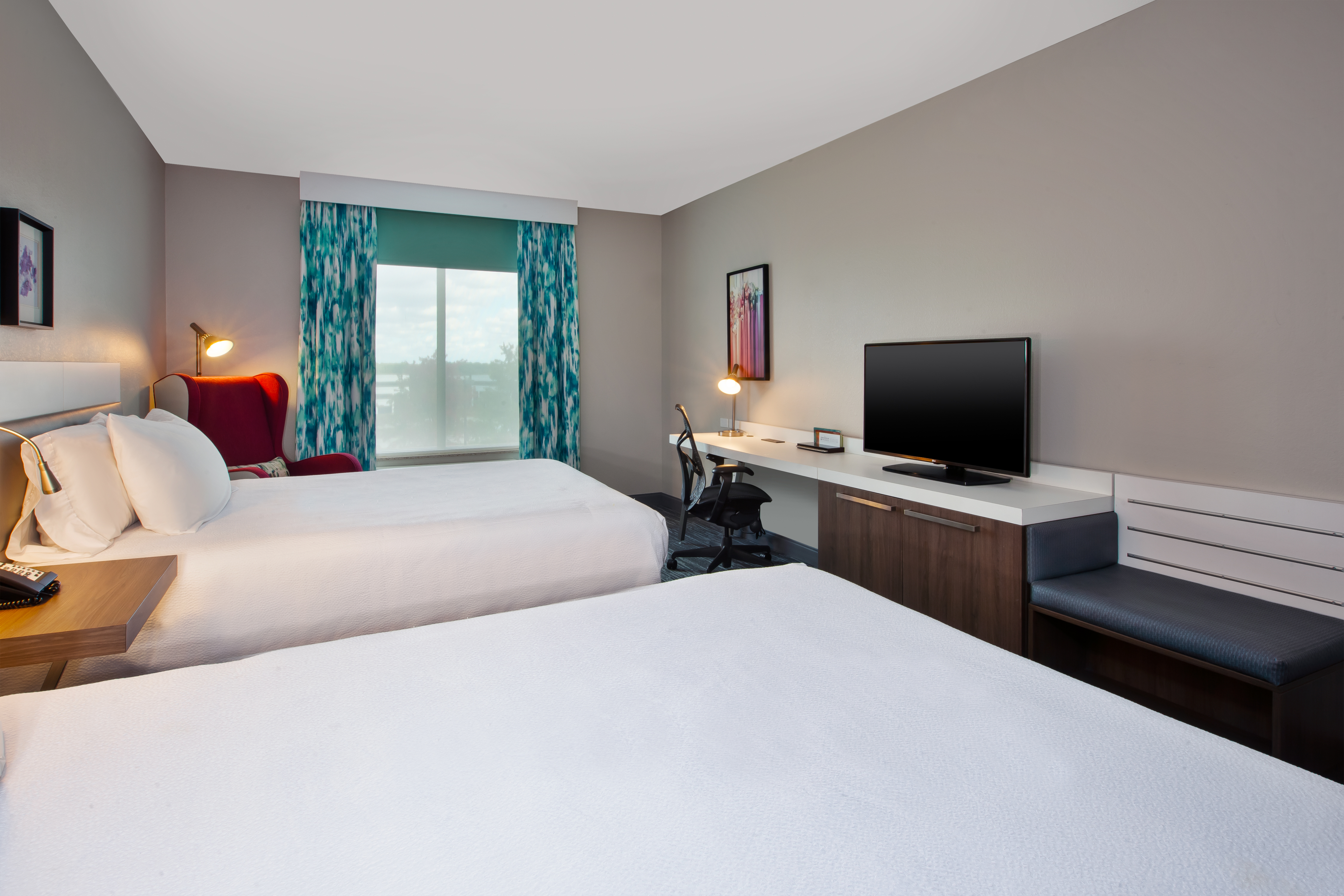 guest room 2 queen beds, tv, work desk
