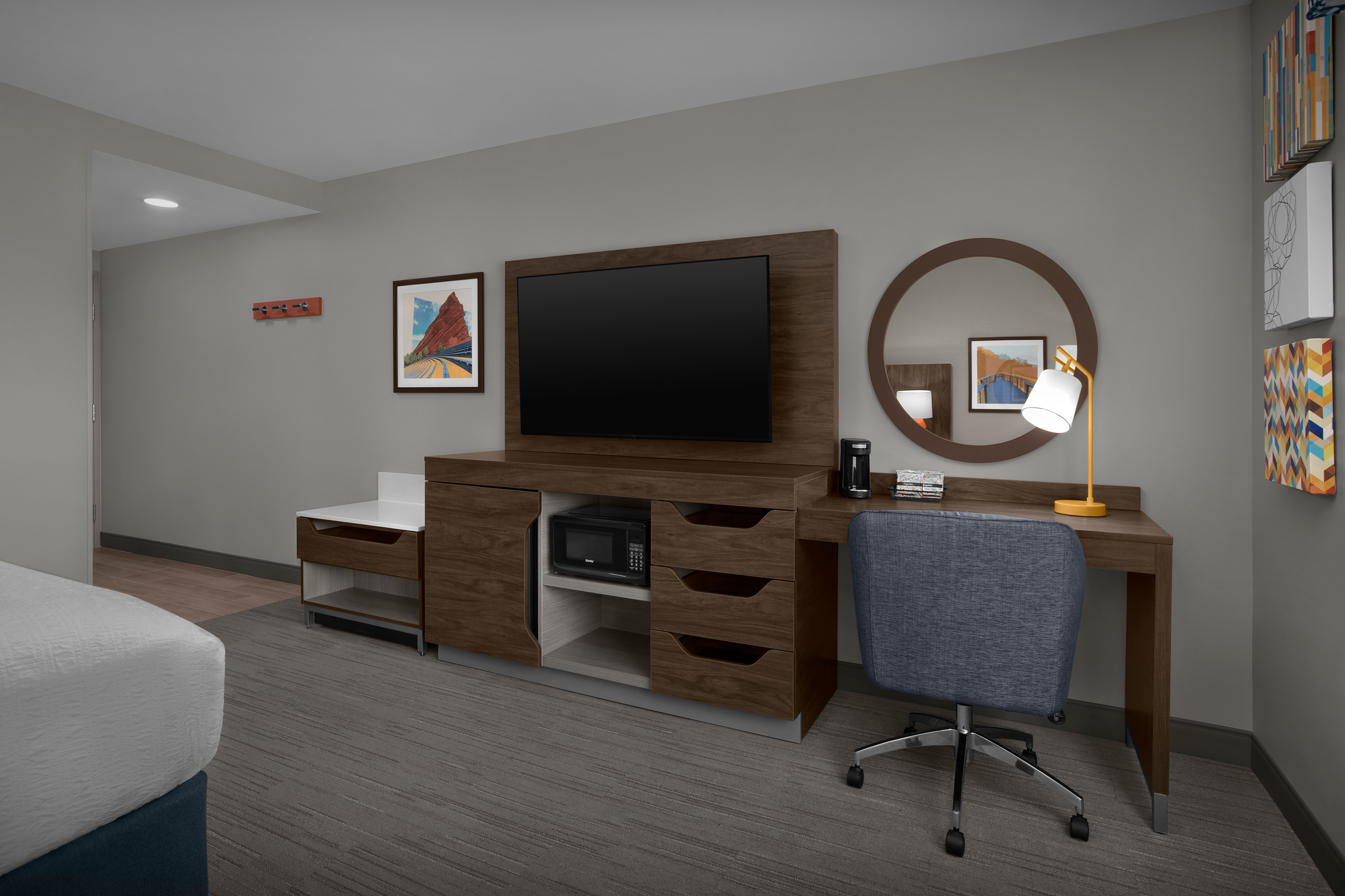 客房内带圆镜的工作桌、电视和微波炉