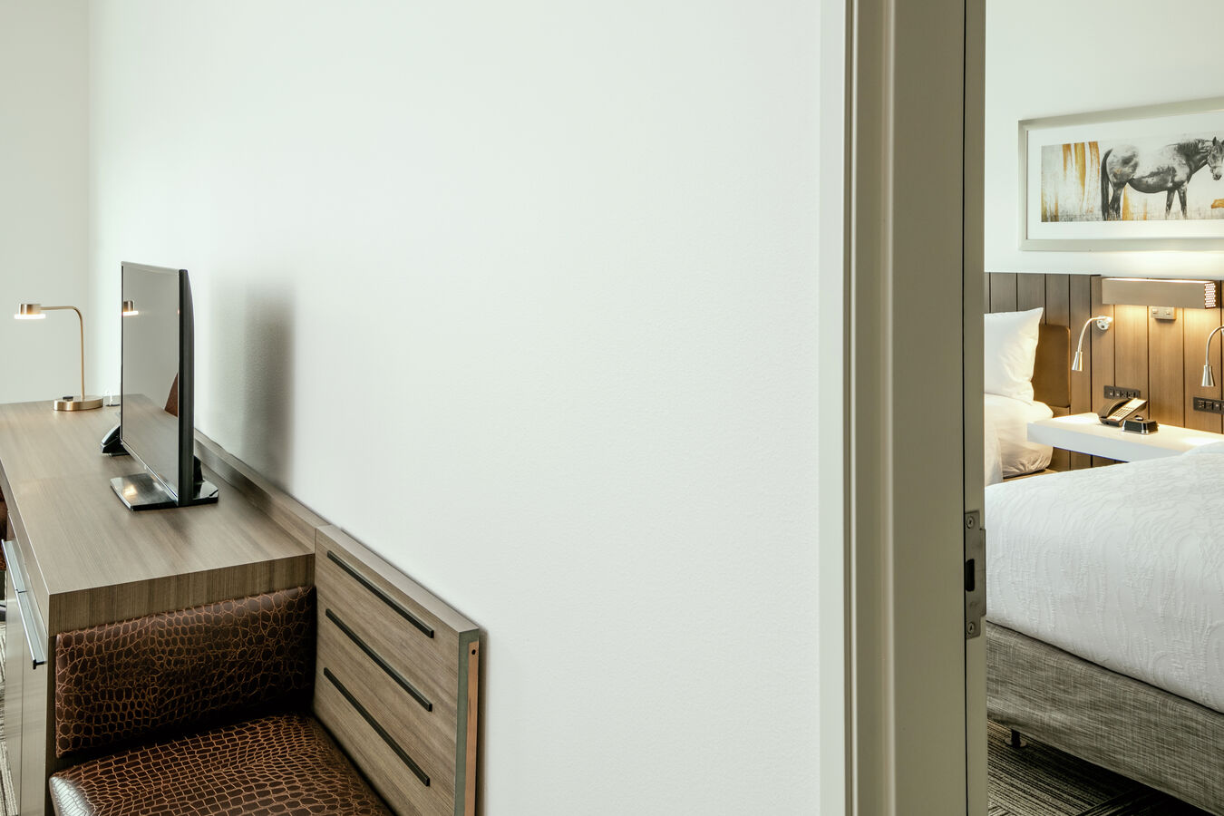 双大床套房门口