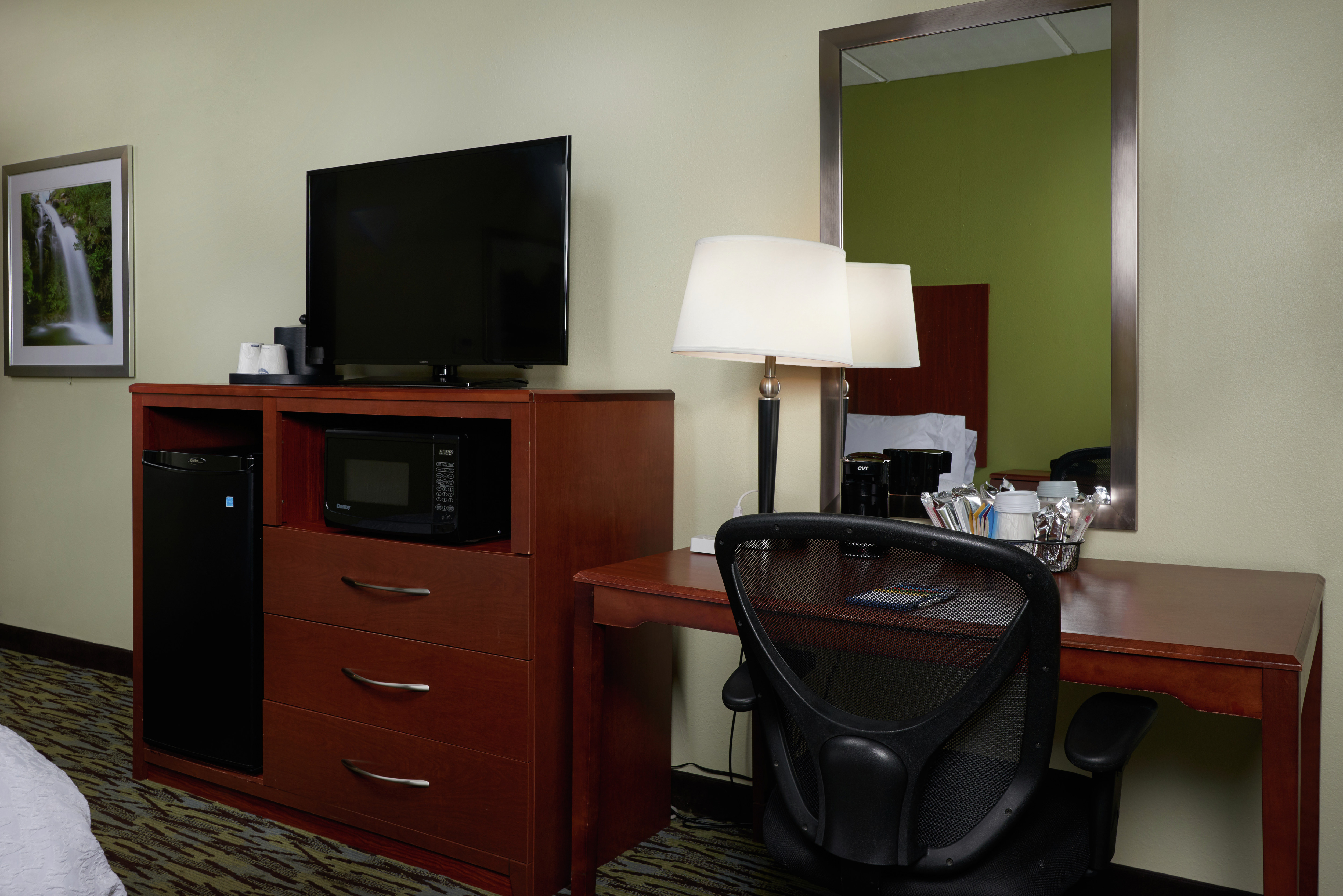 Hampton Inn Franklin Hotel , KY - Accessible queen bedroom