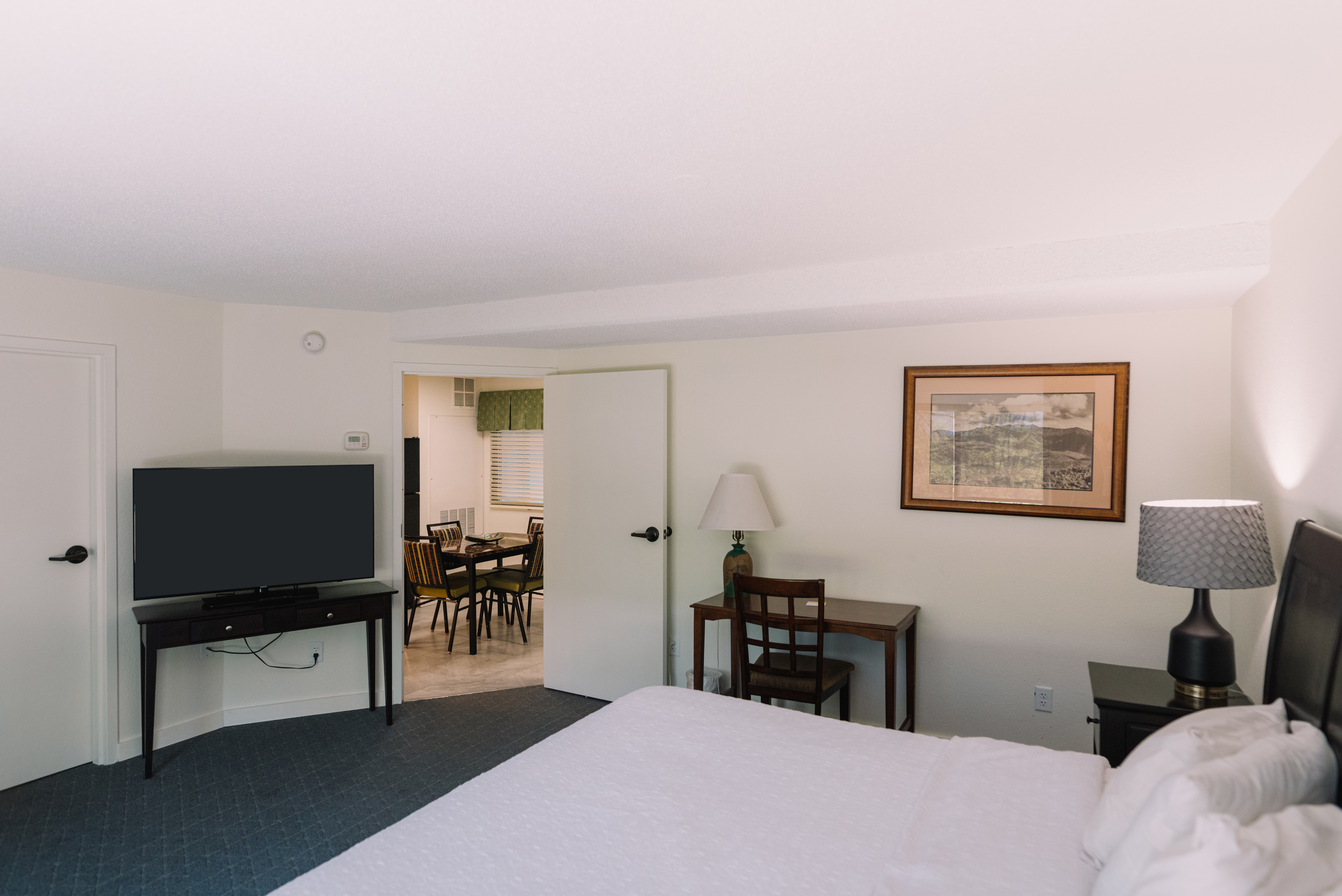 guest room tv, 1 king bed, work desk, dining table, chairs