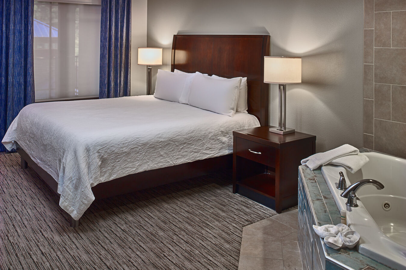 guest room, 1 king bed, whirlpool tub