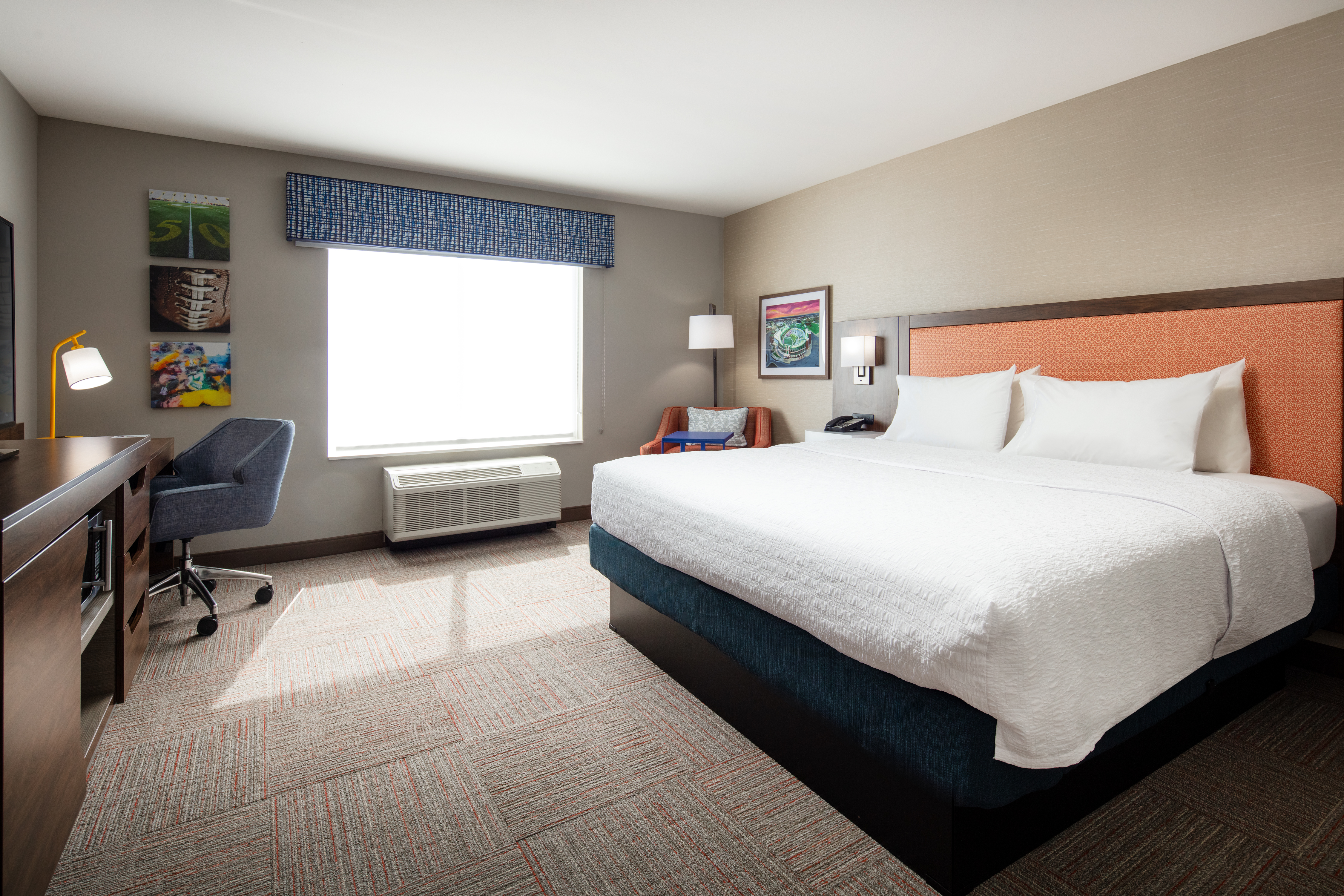 King Guest Room with Desk Aera and Armchair