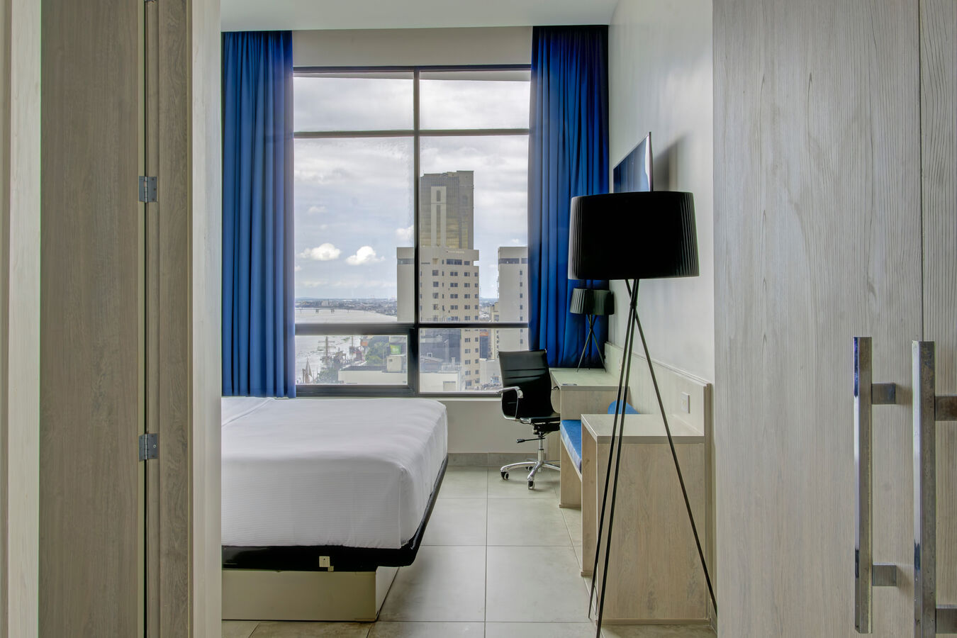 1 King Bed Guayaquil View