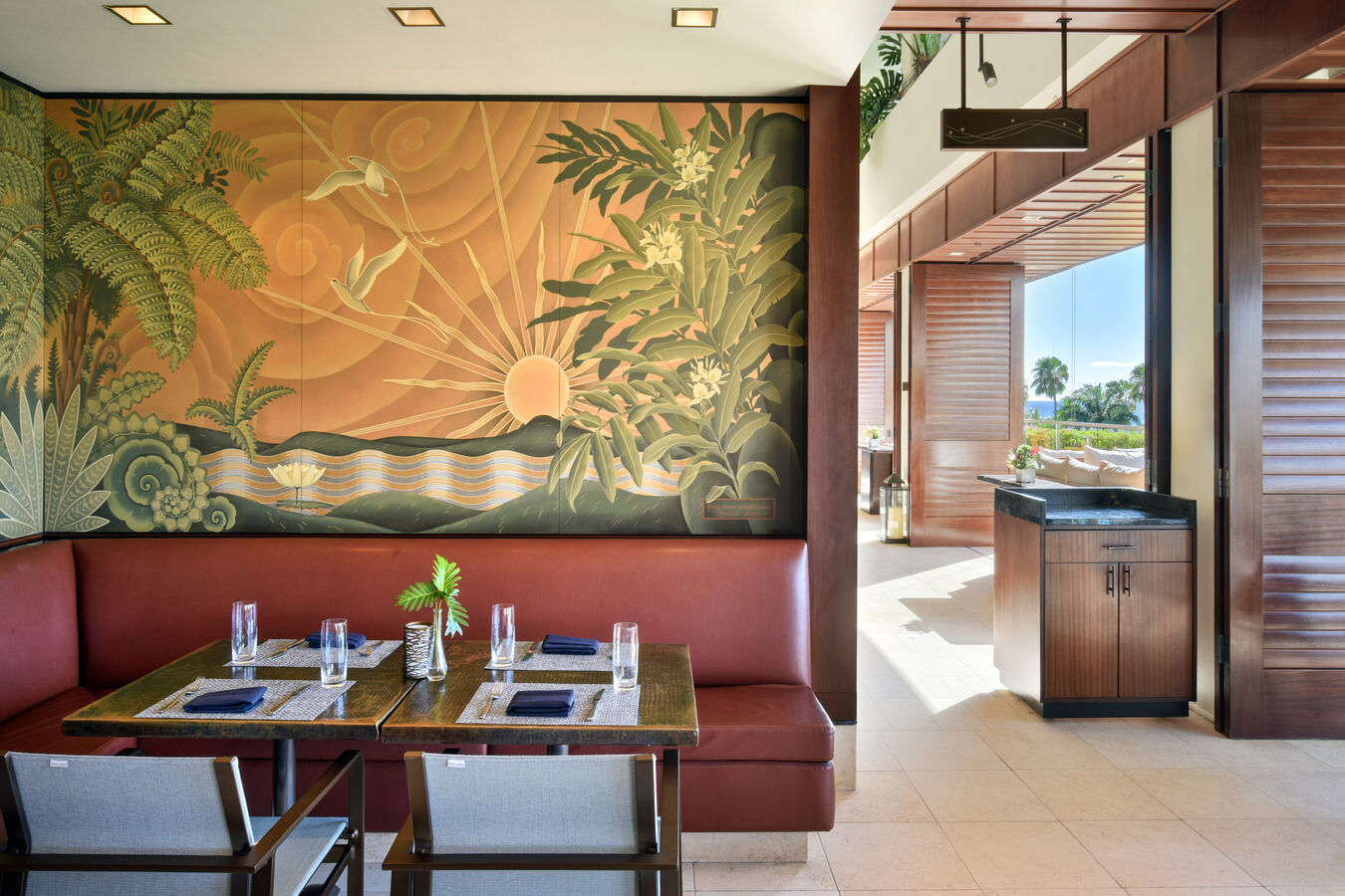 Waiolu Ocean Cuisine 餐廳設有桌椅