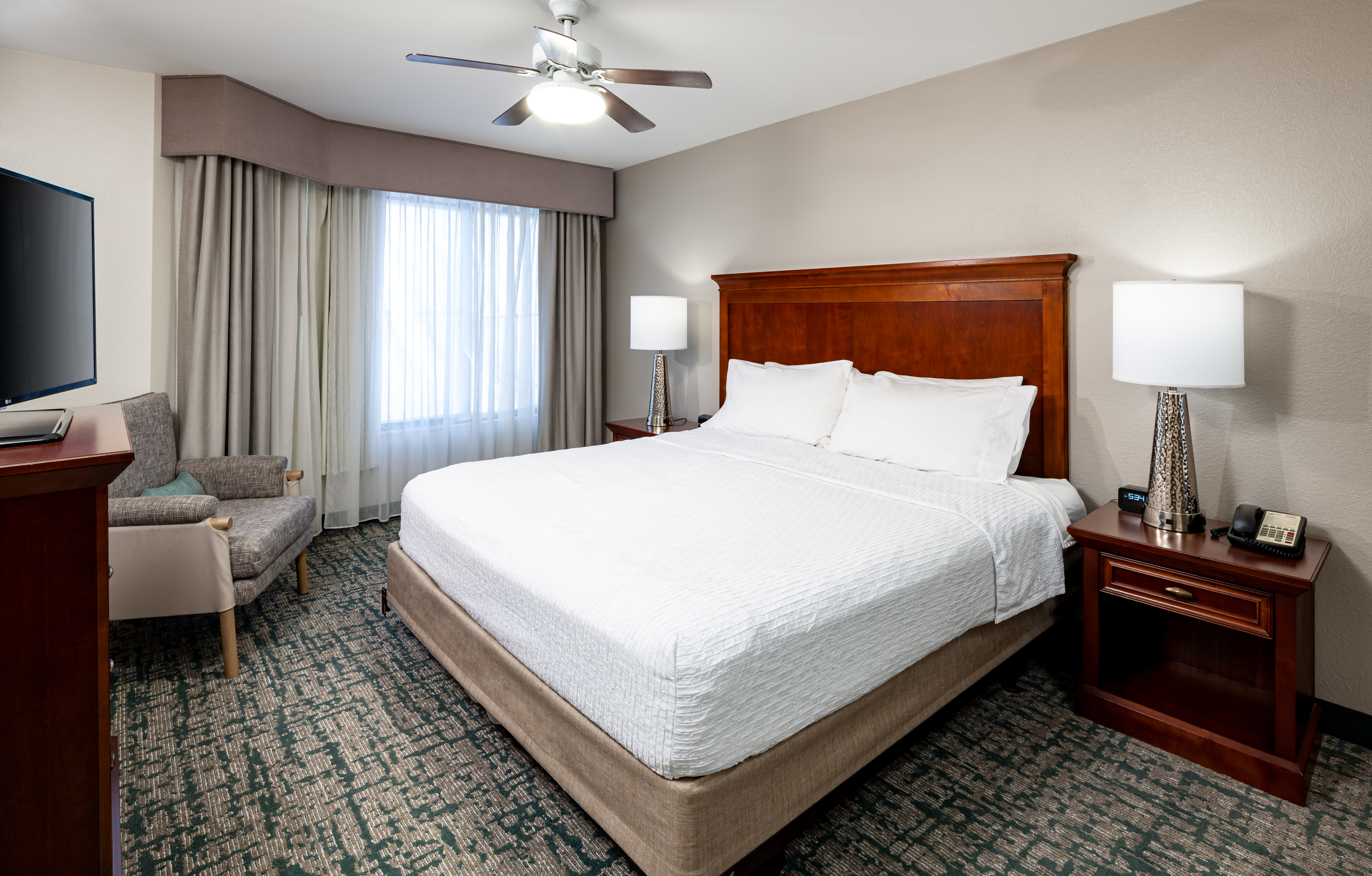 guest suite, 1 king bed, night table, tv, chair
