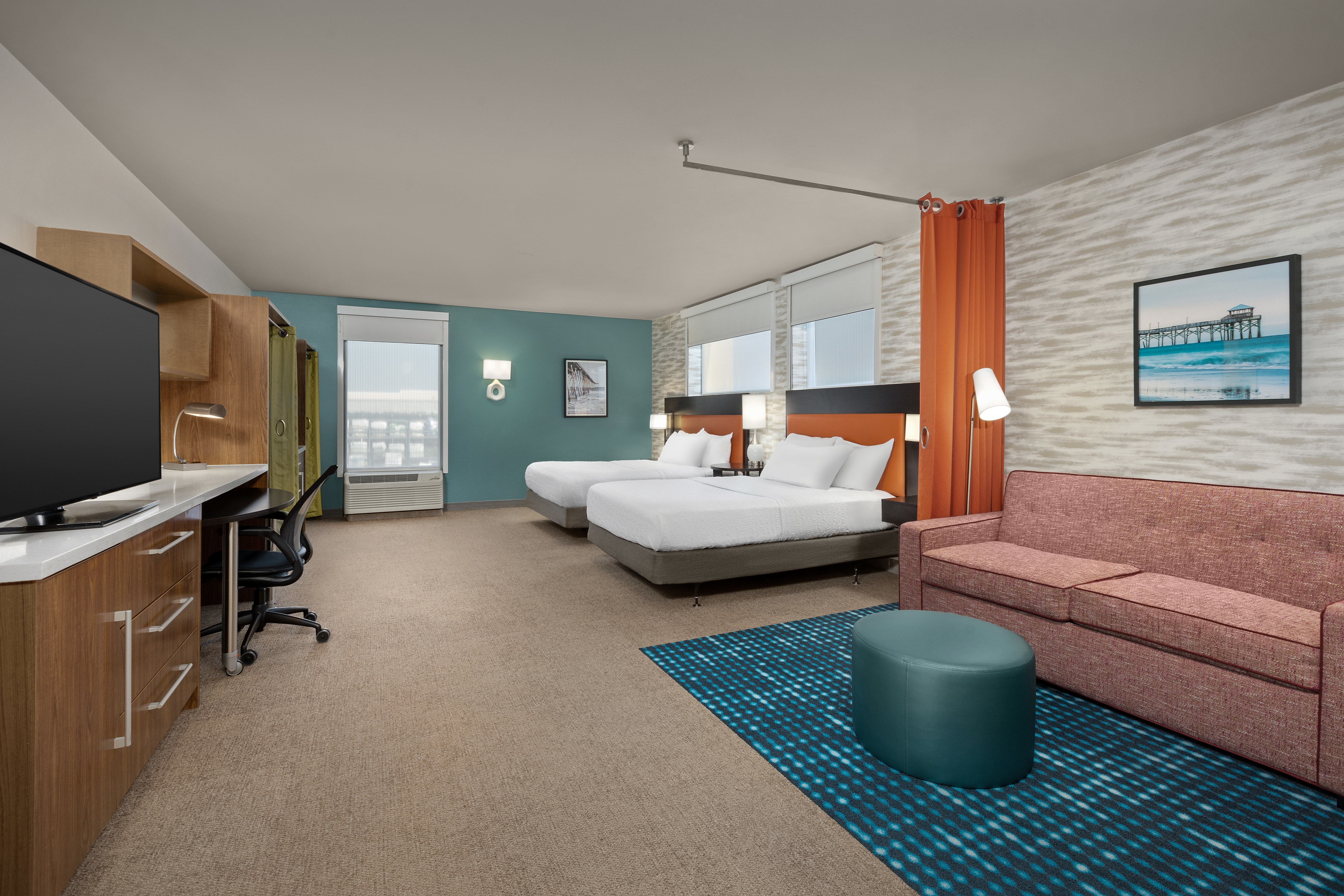 guest suite lounge area, tv, 2 queen beds