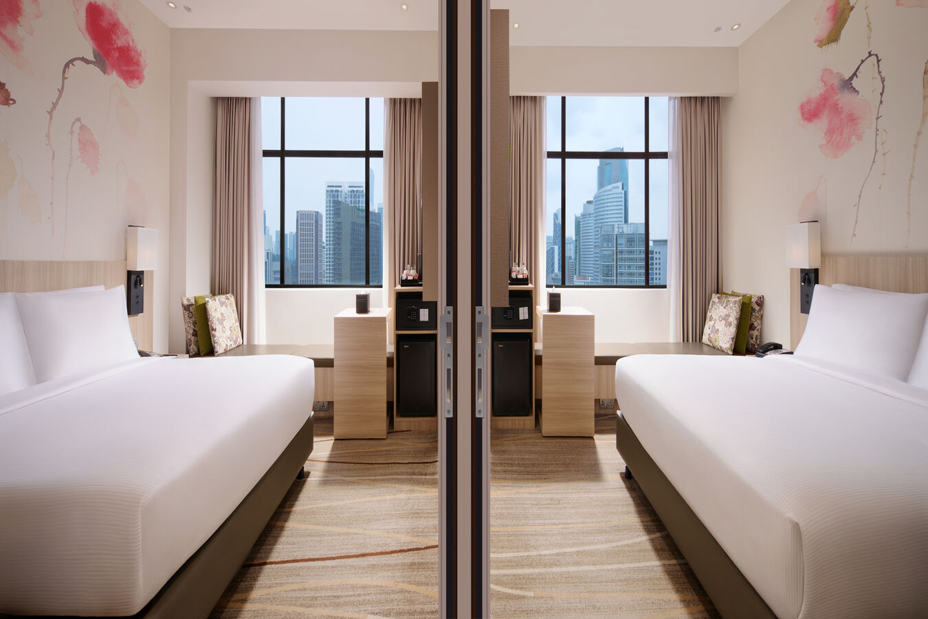 Connected Room 客房内的床铺,带窗景和小型休闲区
