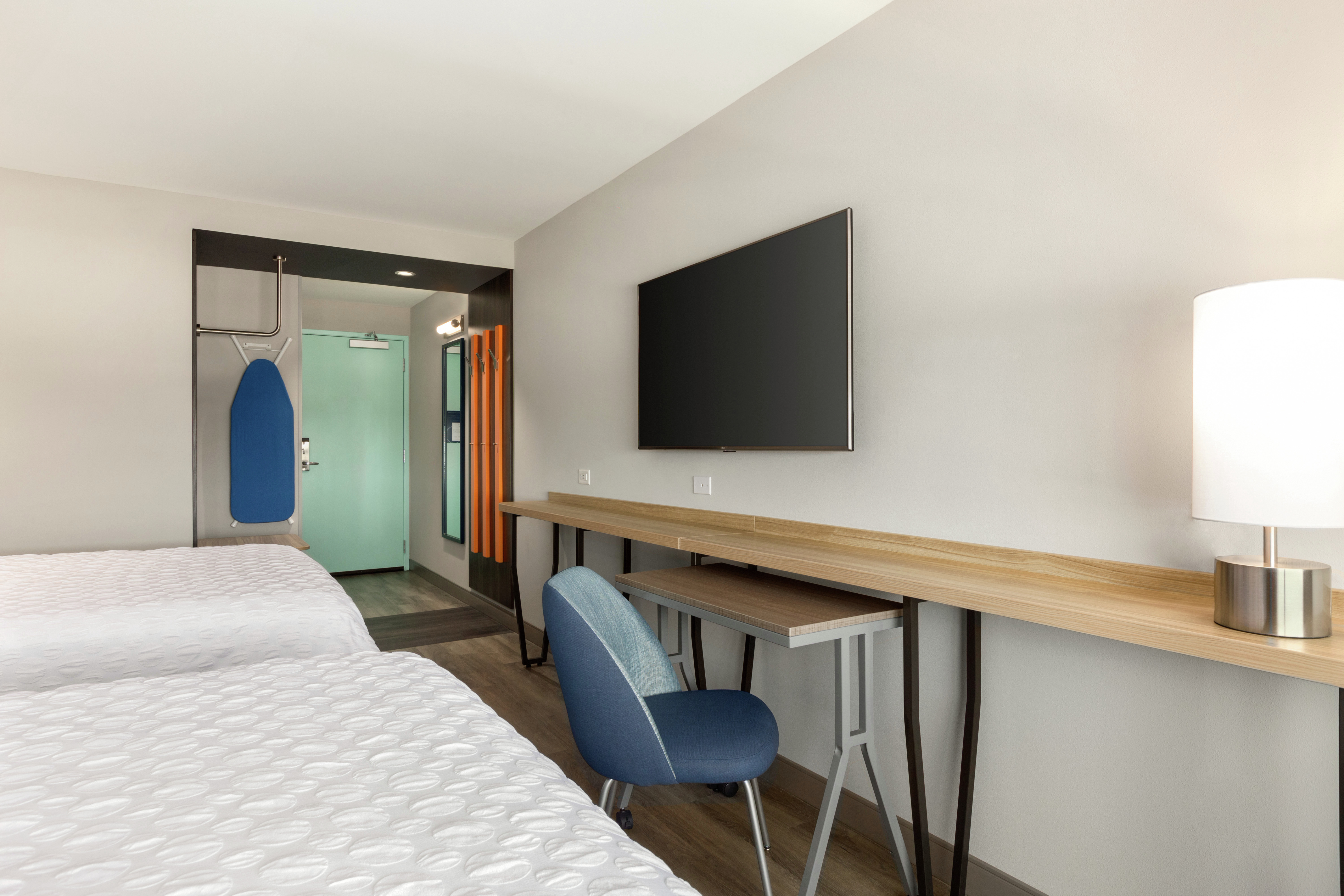 Double Queen Guest Room, Work Desk