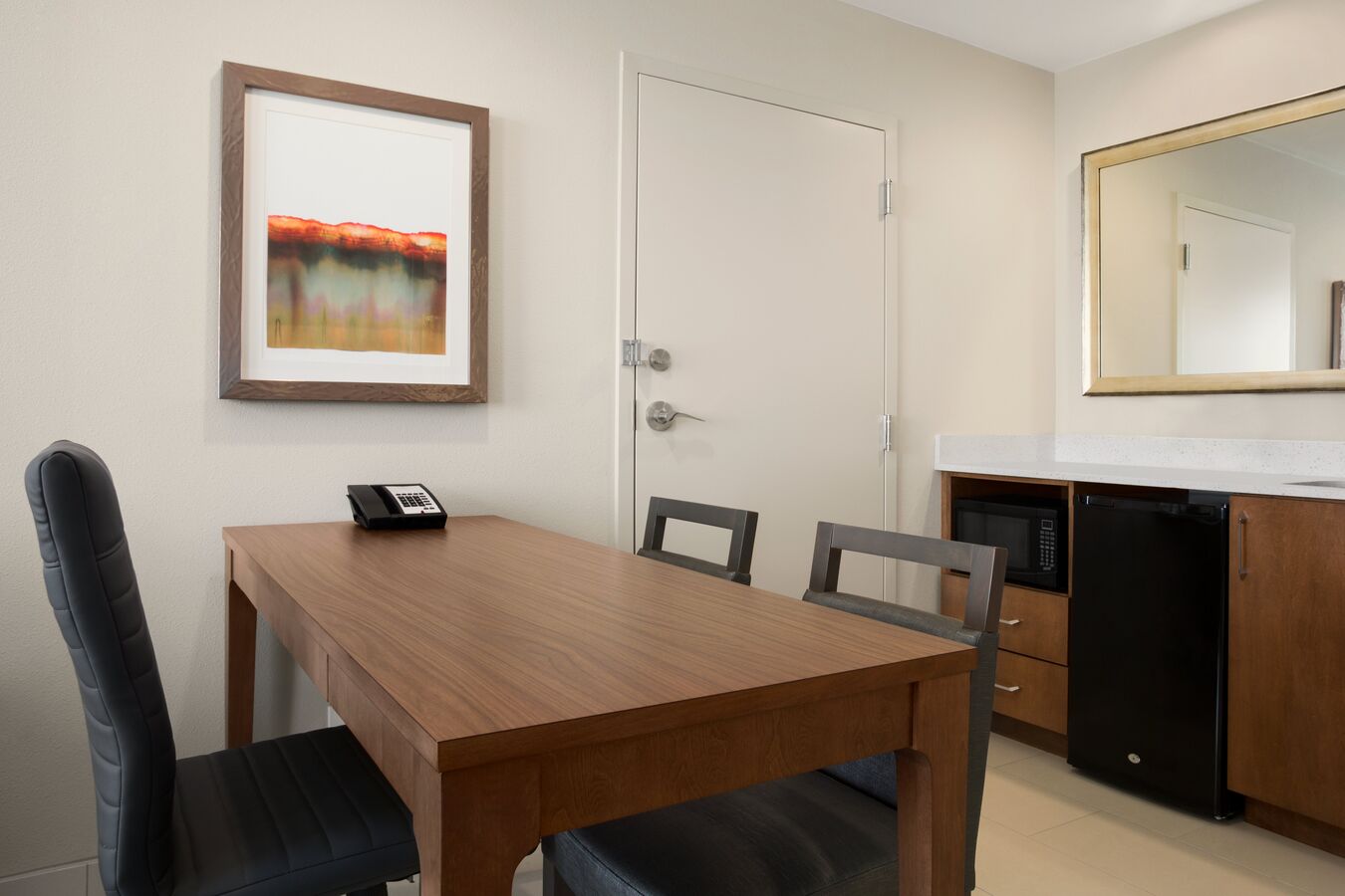 2 Queen Suite Dining Area
