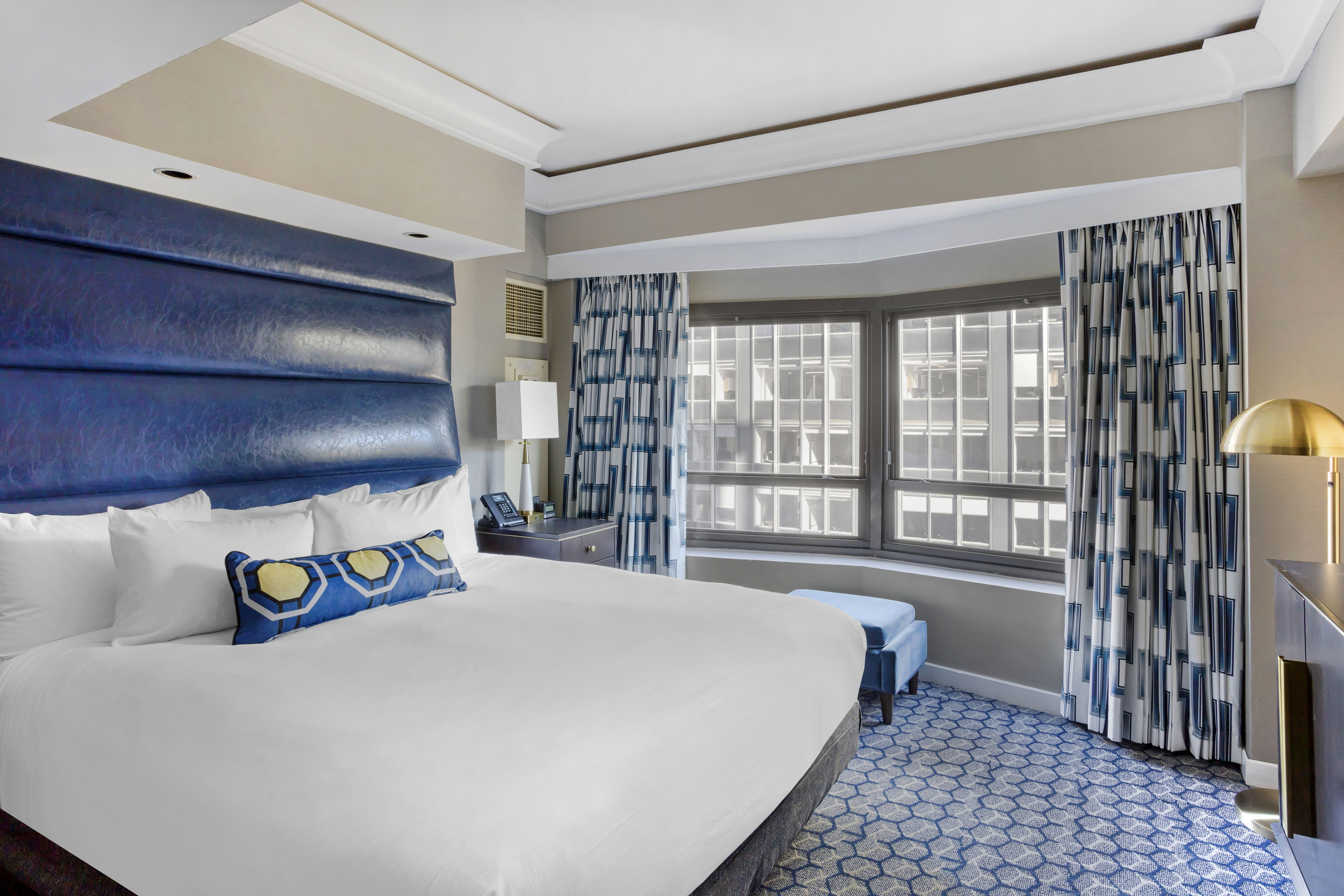 配有大床和窗户的行政客房