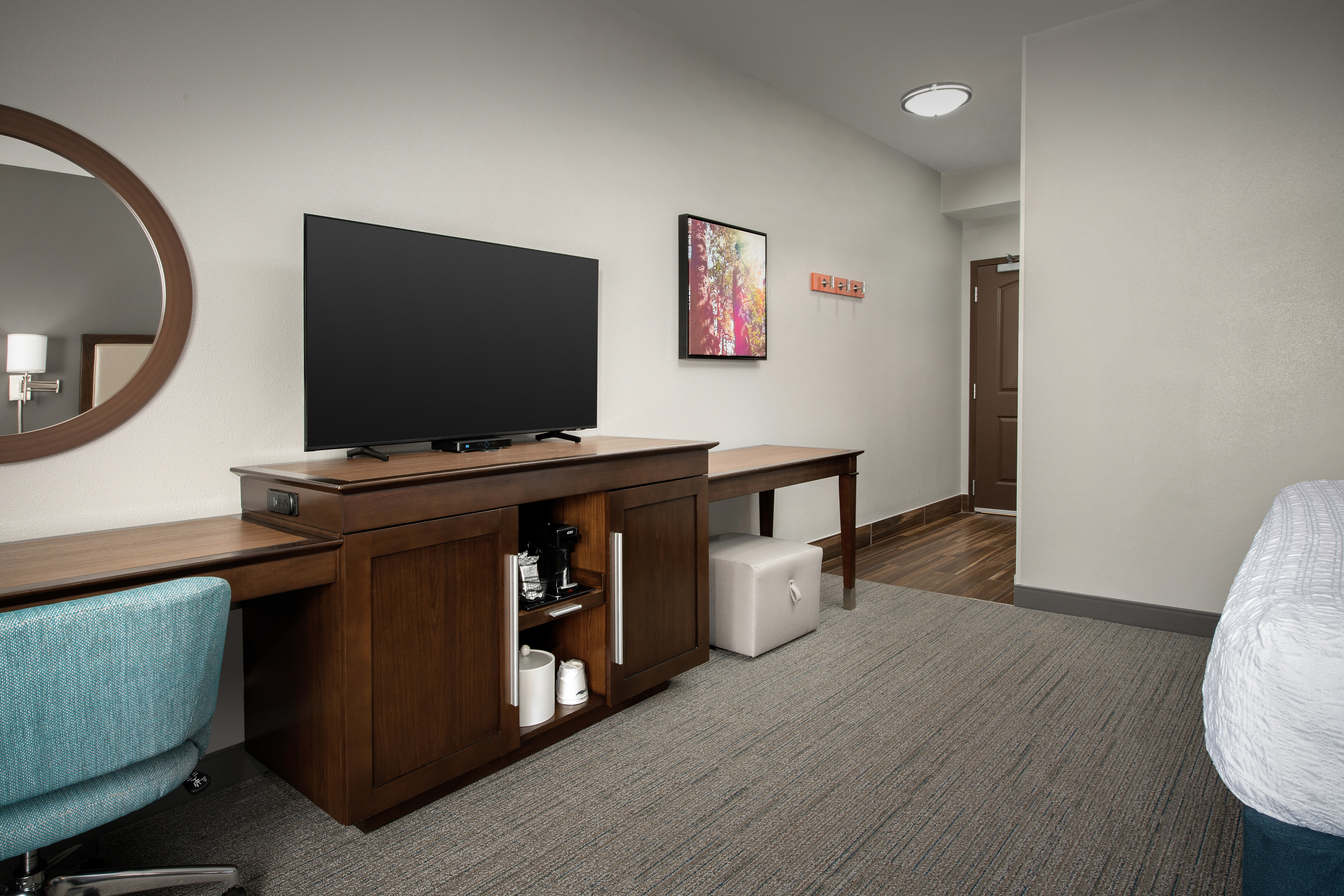 客房电视和工作桌