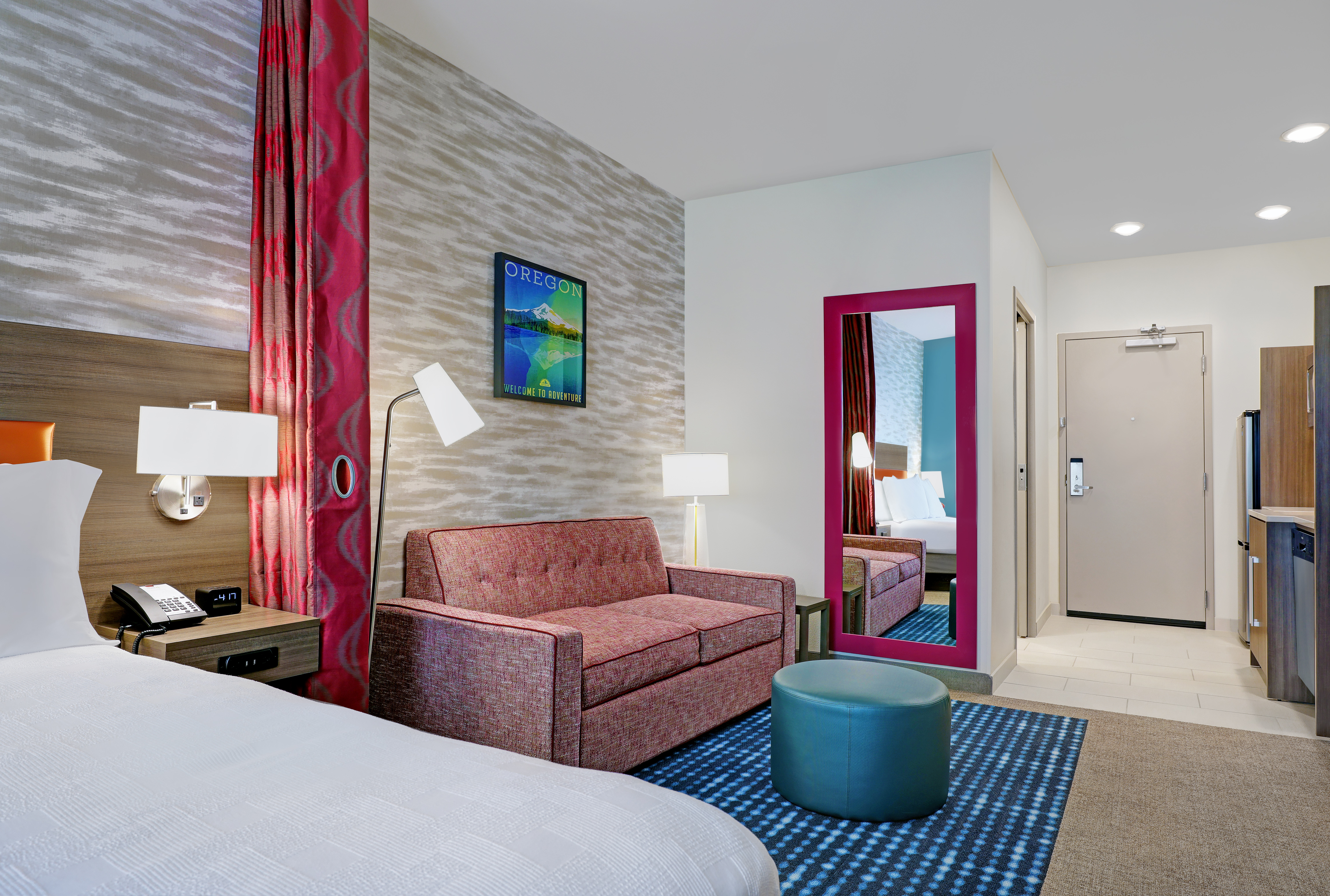 客房設有休息區、入口和床