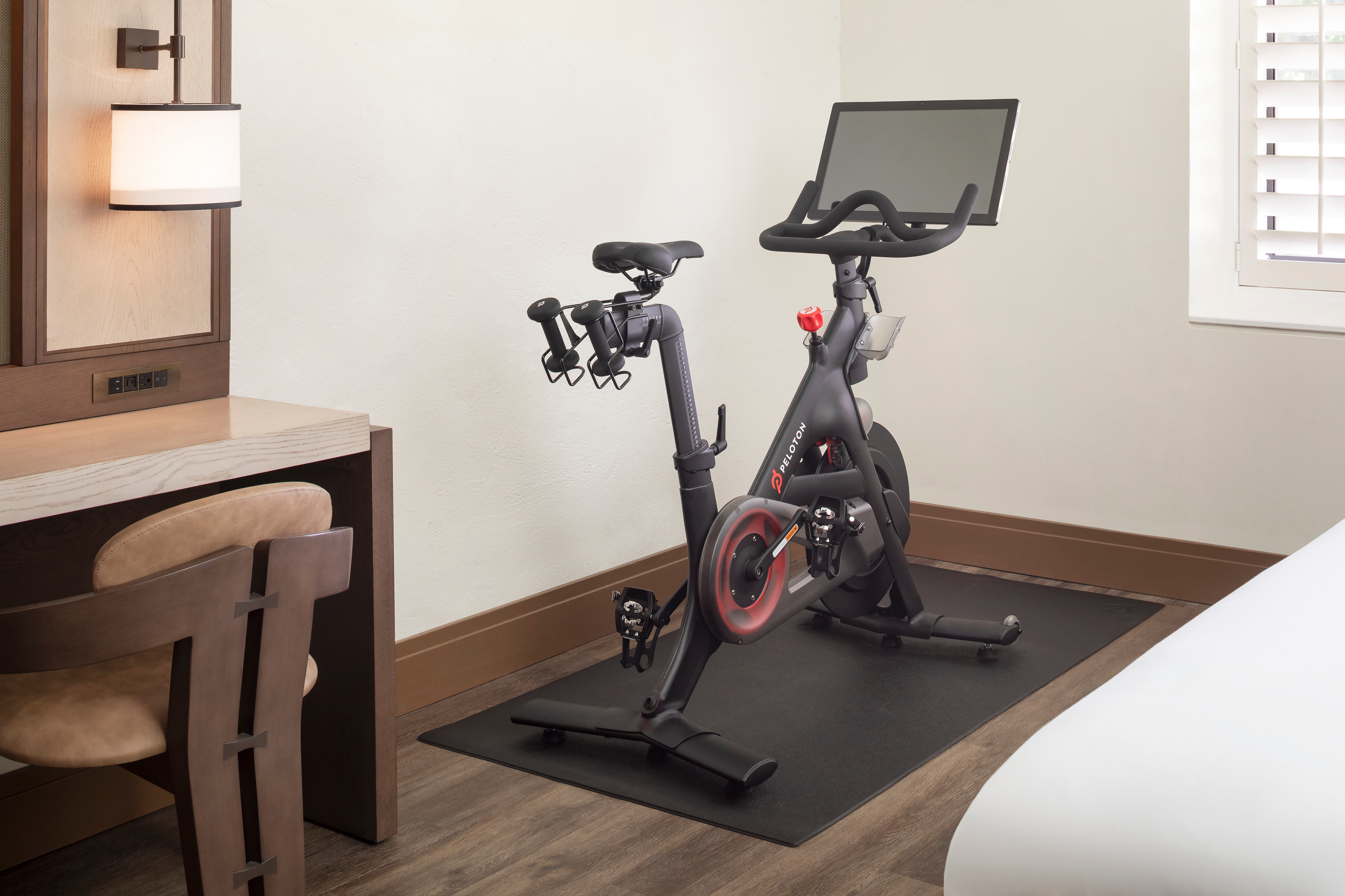 配Peloton健身车的特大号床客房