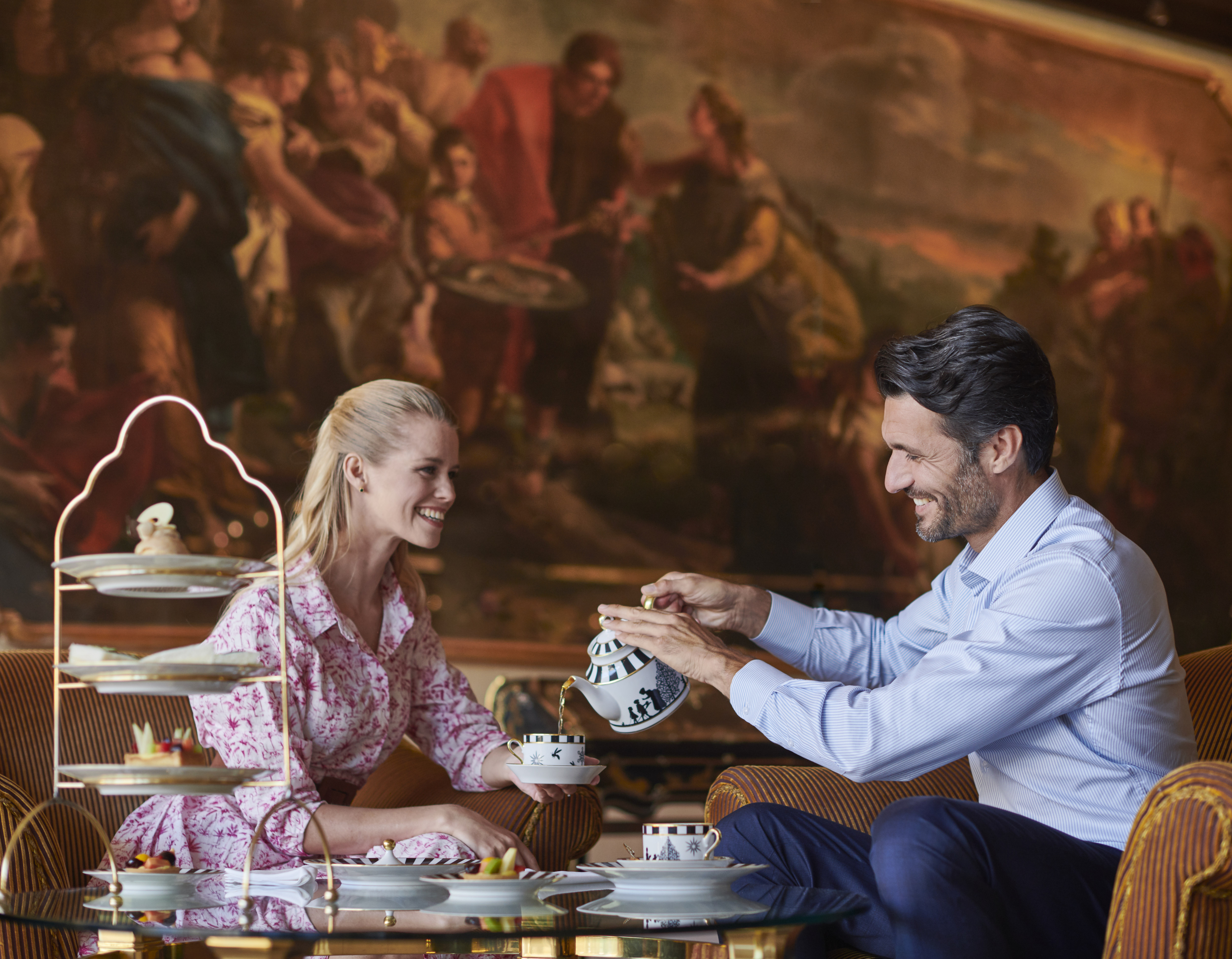 情侶在Tiepolo Lounge享用茶和甜點