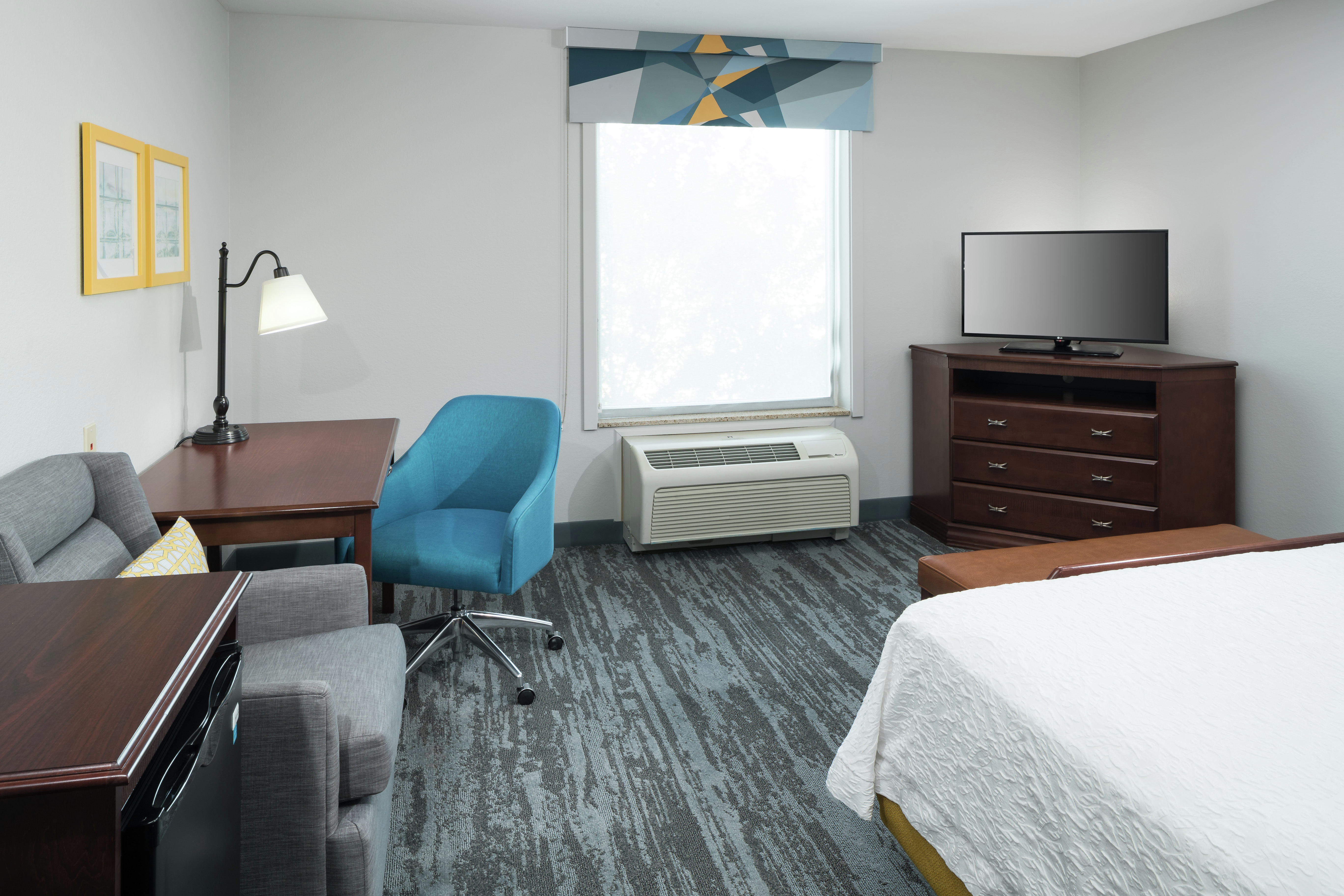 带工作桌和电视的特大床客房