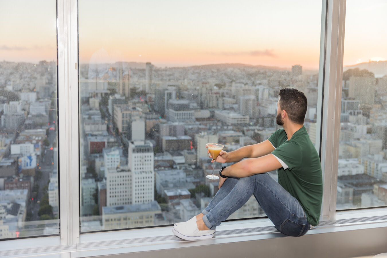 男子在Cityscape Lounge欣賞城市景觀