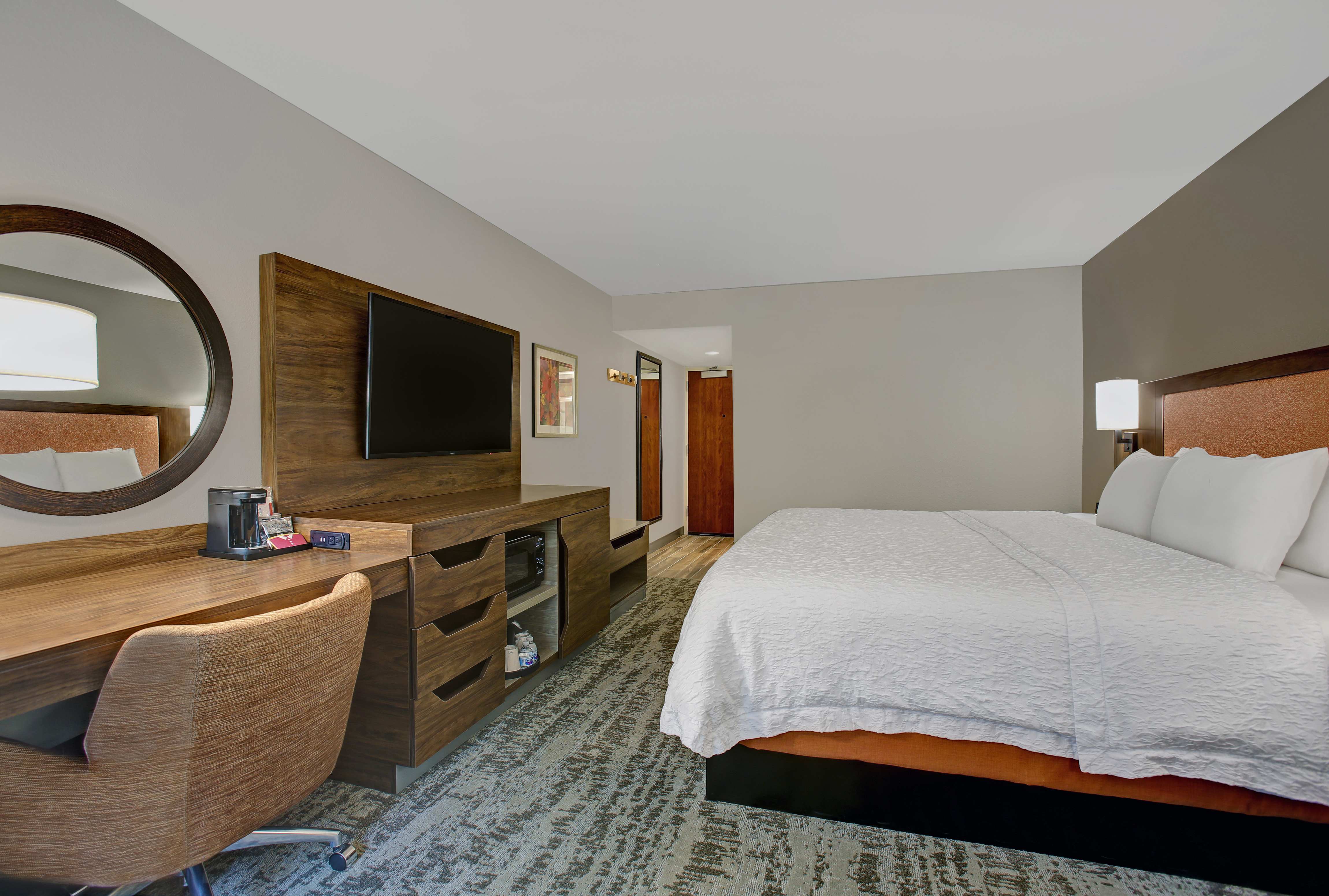 King Bed, TV and Desk