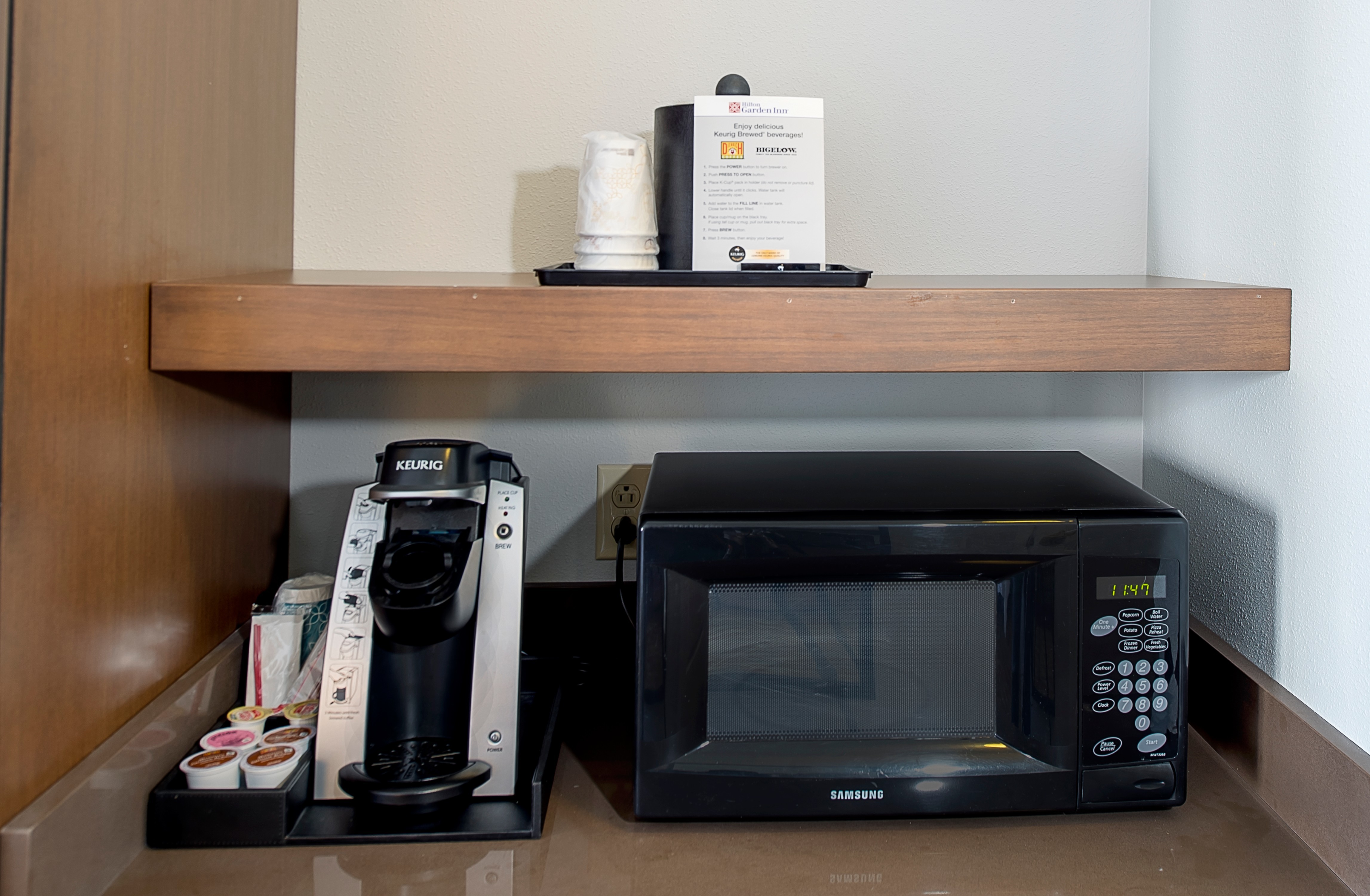 配有冰桶、Keurig咖啡機和微波爐的接待中心