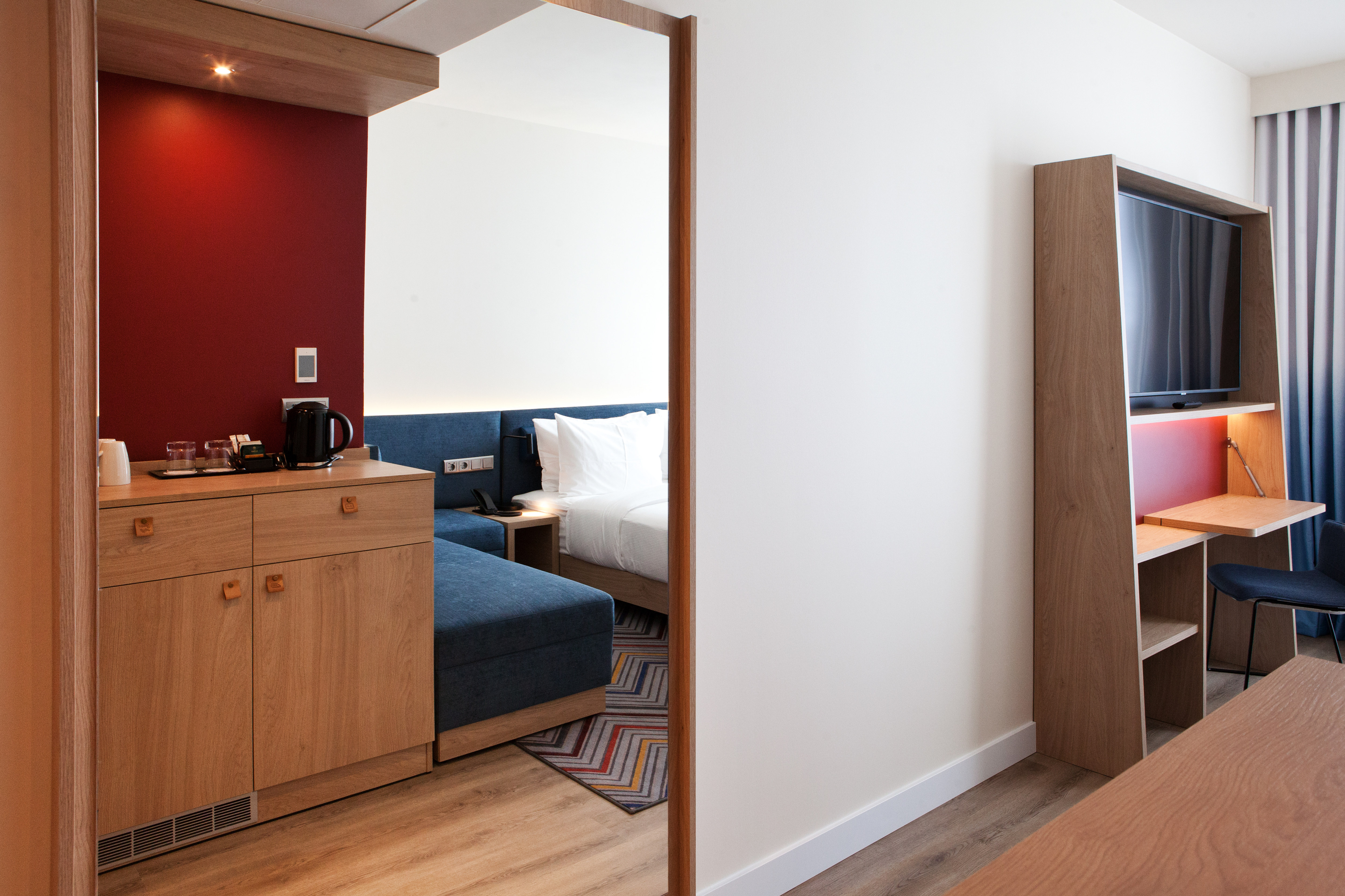 卧室内的咖啡站和休息区，配有连接到工作桌的Connected Room