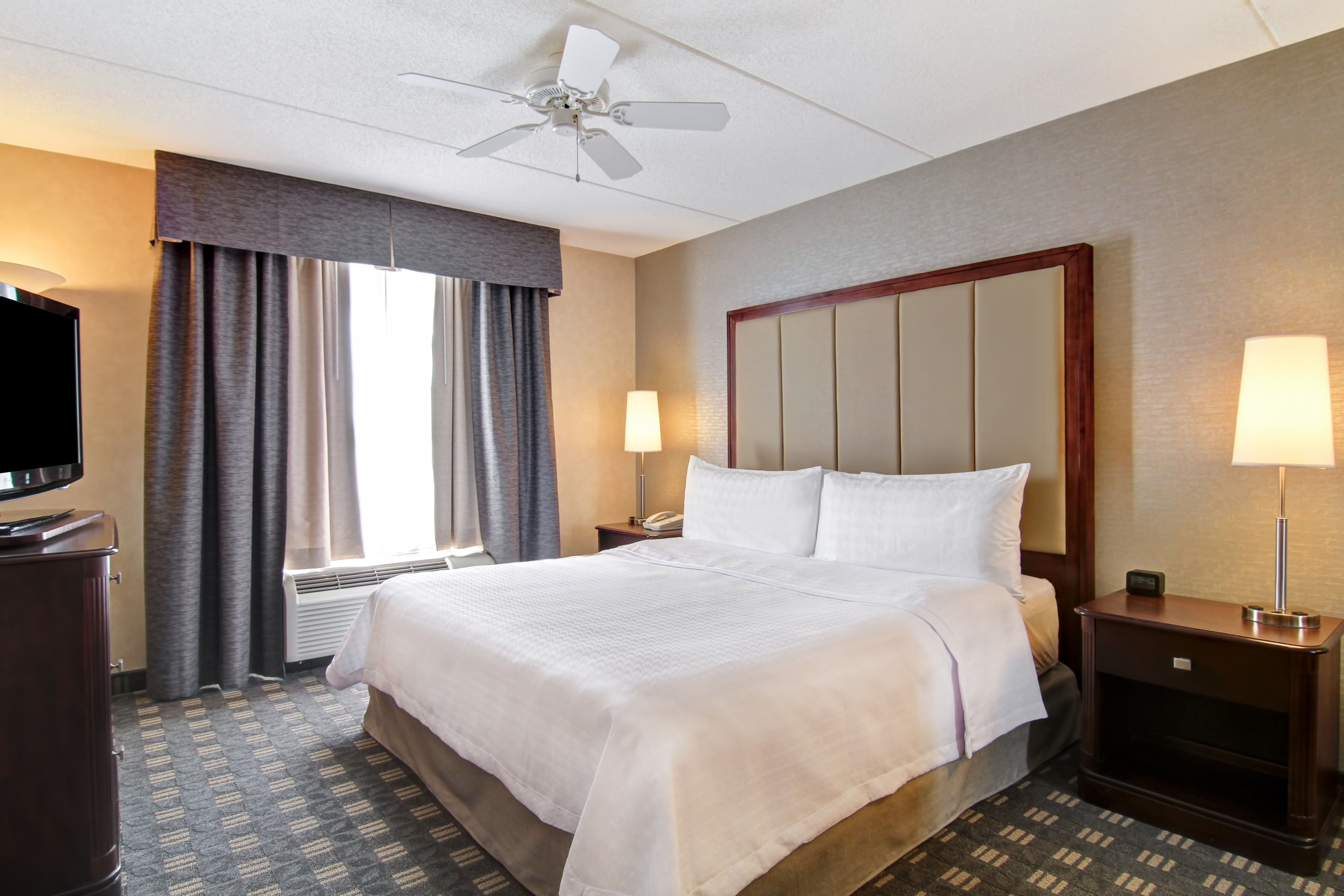 Accessible Suite With a King Sized Bed and HDTV